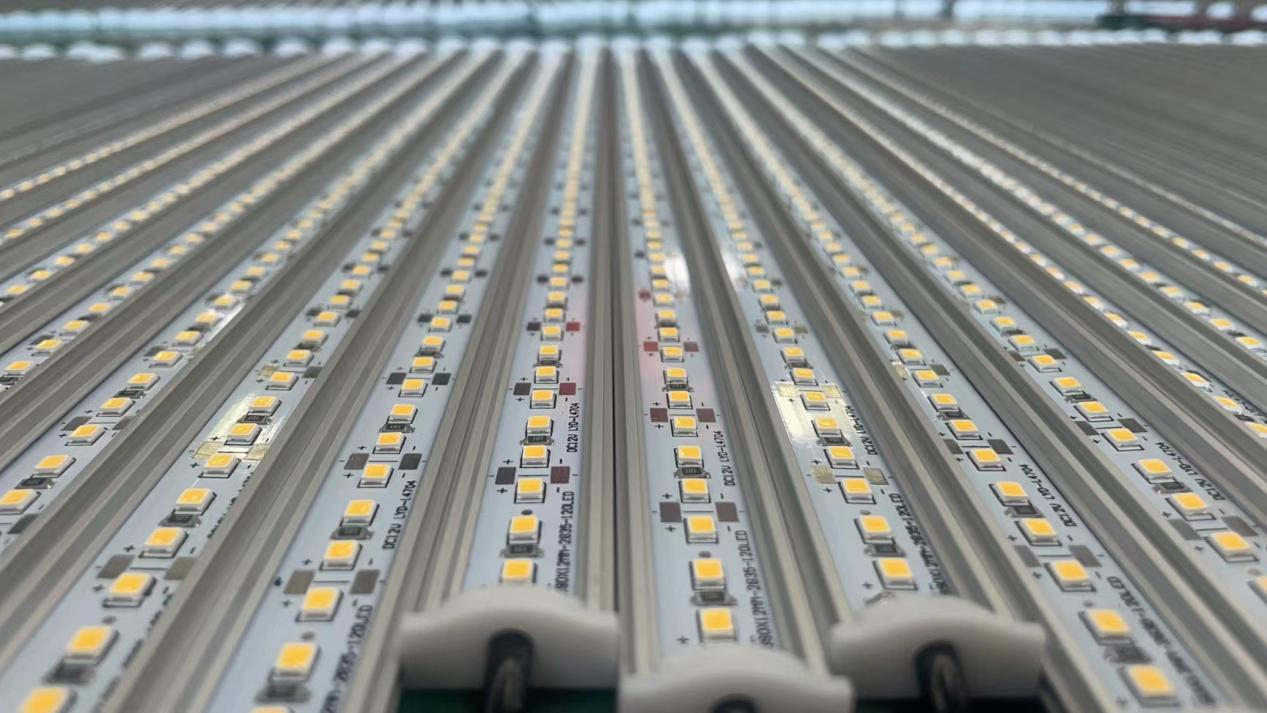 Bandă de lumină LED interioară și exterioară